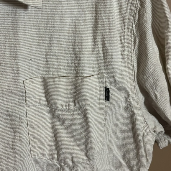 Linen blend short sleeved dress shirt buttons. B5 - Picture 2 of 4
